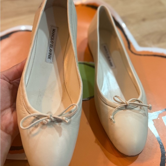 Manolo Blahnik Cream Leather Ballet Flats with Bow Accent - Picture 5 of 13